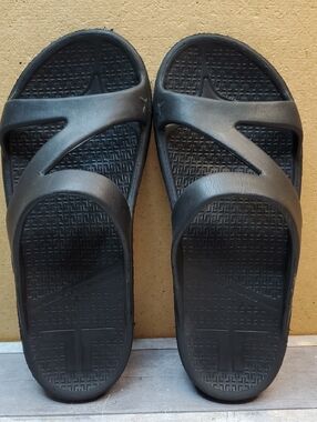 Telic Women's Black Z Strap Sandals Size 2 XS